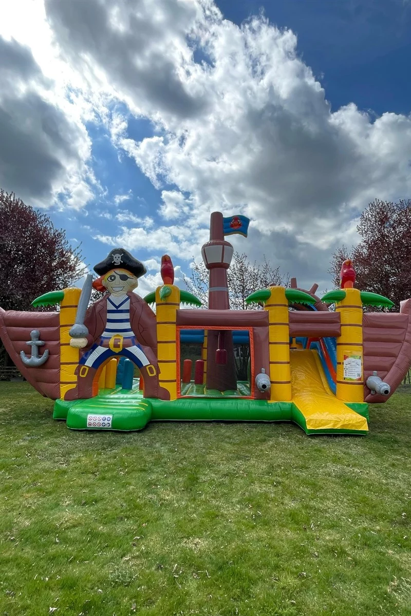 Piratenschiff-Hüpfburg mieten in der Region